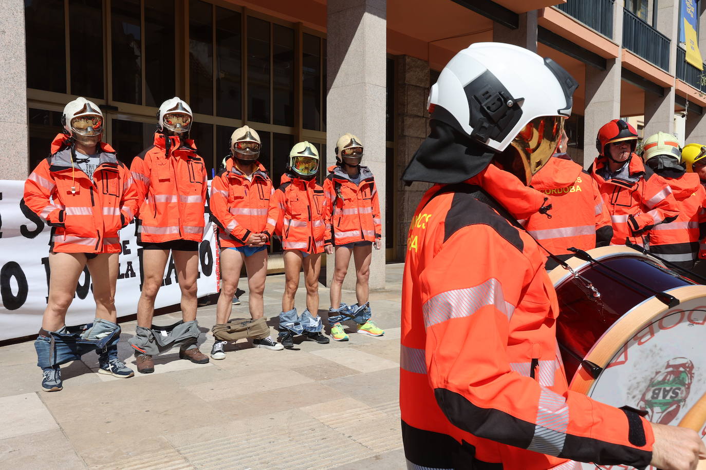 El Pleno del Ayuntamiento de Córdoba con la protesta de bomberos, en imágenes