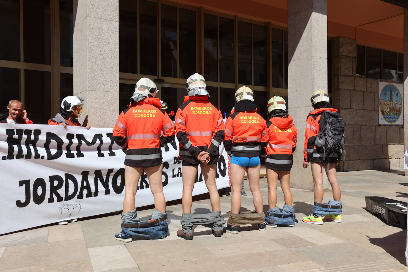 El Pleno del Ayuntamiento de Córdoba con la protesta de bomberos, en imágenes