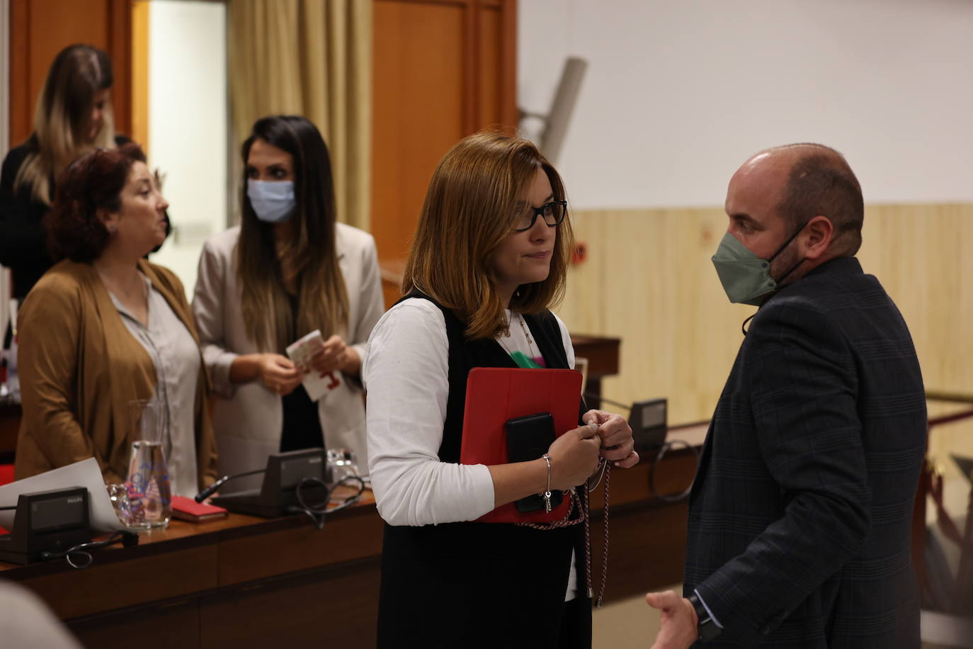 El Pleno del Ayuntamiento de Córdoba con la protesta de bomberos, en imágenes