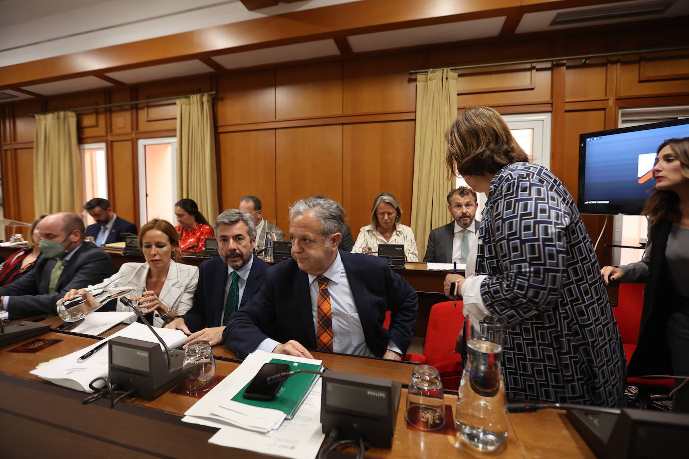 El Pleno del Ayuntamiento de Córdoba con la protesta de bomberos, en imágenes