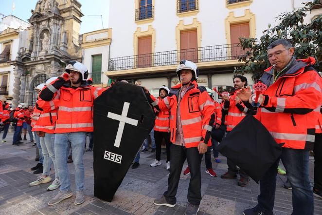 El Pleno del Ayuntamiento de Córdoba con la protesta de bomberos, en imágenes
