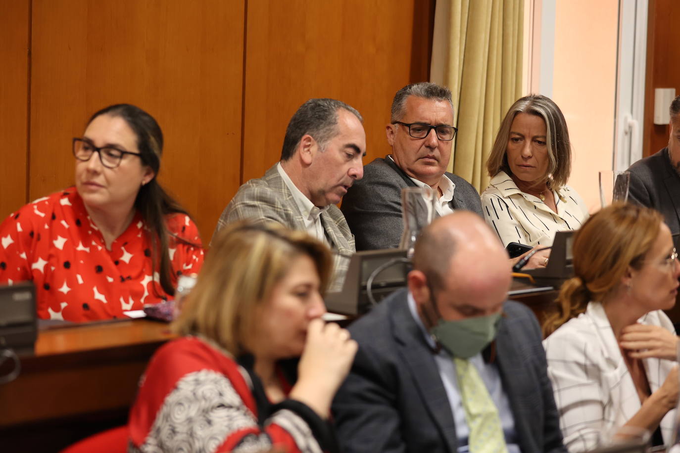 El Pleno del Ayuntamiento de Córdoba con la protesta de bomberos, en imágenes