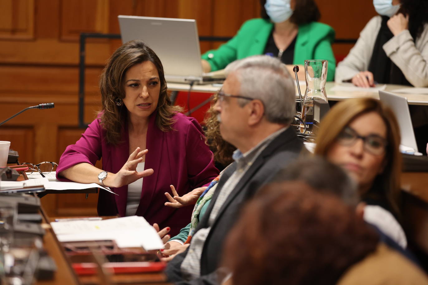 El Pleno del Ayuntamiento de Córdoba con la protesta de bomberos, en imágenes