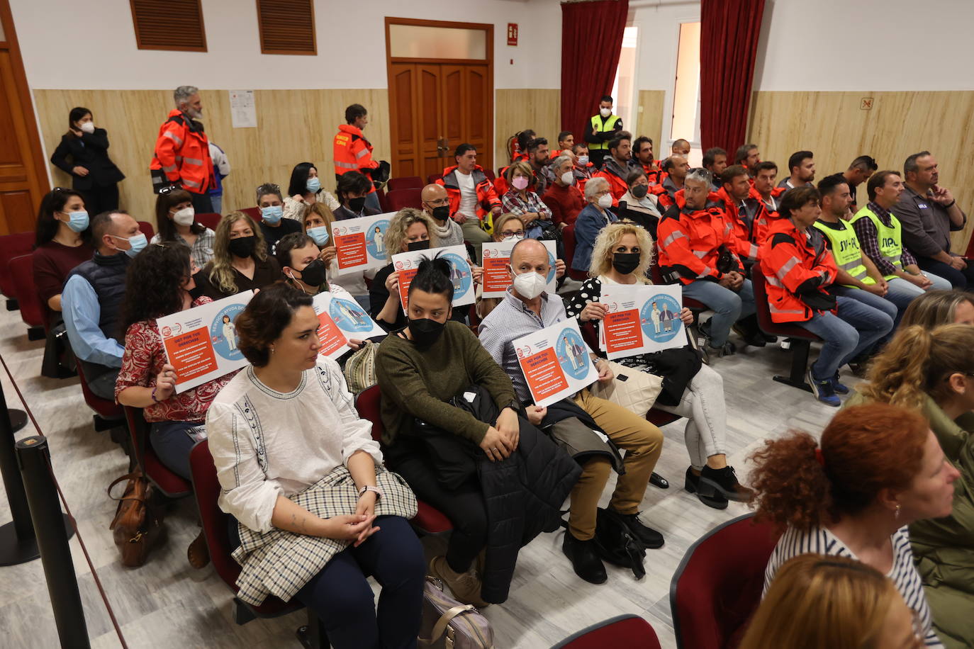 El Pleno del Ayuntamiento de Córdoba con la protesta de bomberos, en imágenes