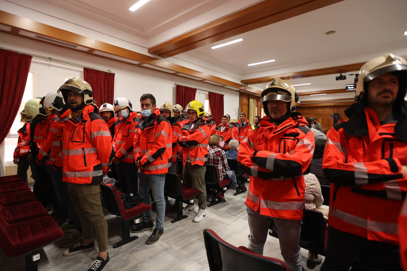 El Pleno del Ayuntamiento de Córdoba con la protesta de bomberos, en imágenes