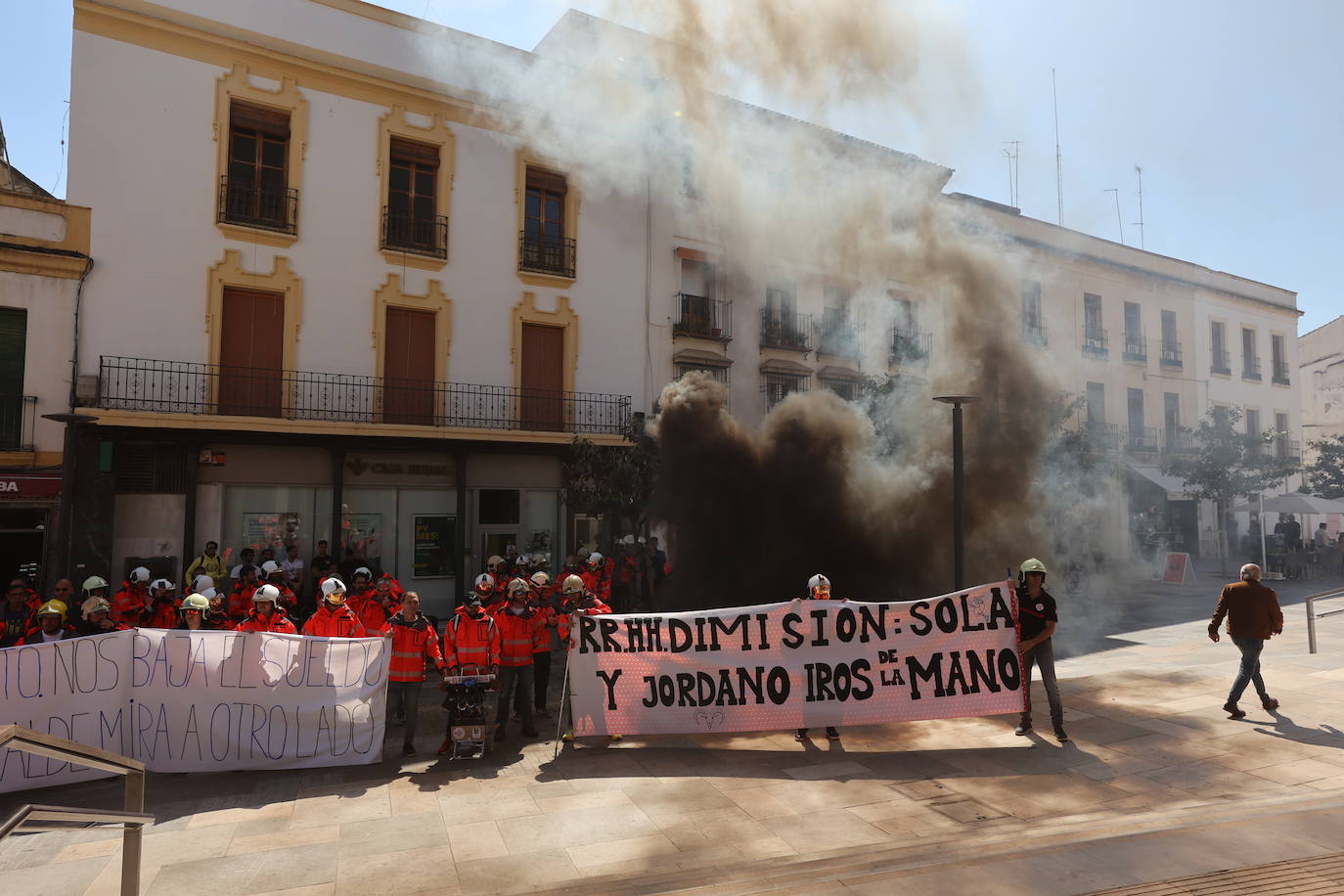 El Pleno del Ayuntamiento de Córdoba con la protesta de bomberos, en imágenes