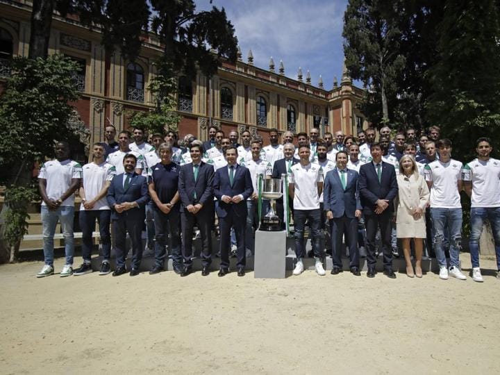El presidente de la Junta de Andalucía recibe al Real Betis tras ser campeón de la Copa del Rey
