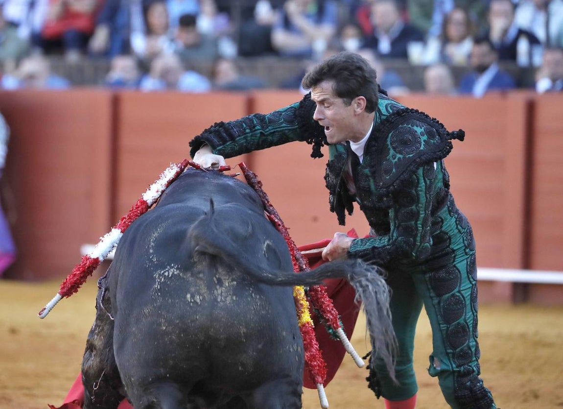 Corrida de toros de El Fandi, Perera y Luque en la plaza de toros de Sevilla en 2022. J.M. SERRANO