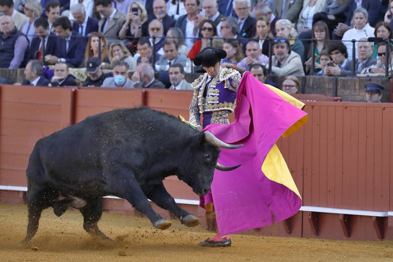 Corrida de toros de El Fandi, Perera y Luque en la plaza de toros de Sevilla en 2022. J.M. SERRANO