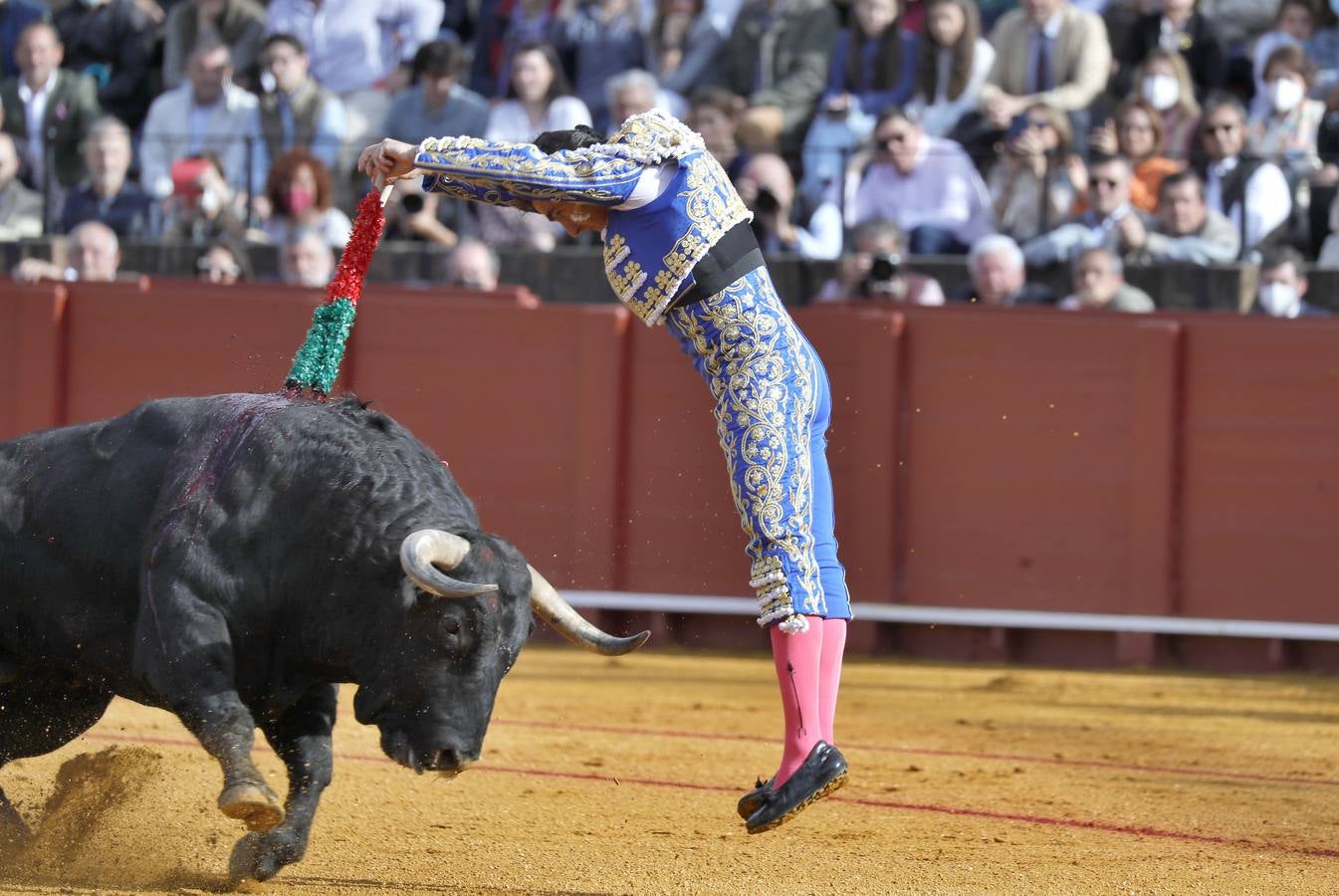 Corrida de toros de El Fandi, Perera y Luque en la plaza de toros de Sevilla en 2022. J.M. SERRANO