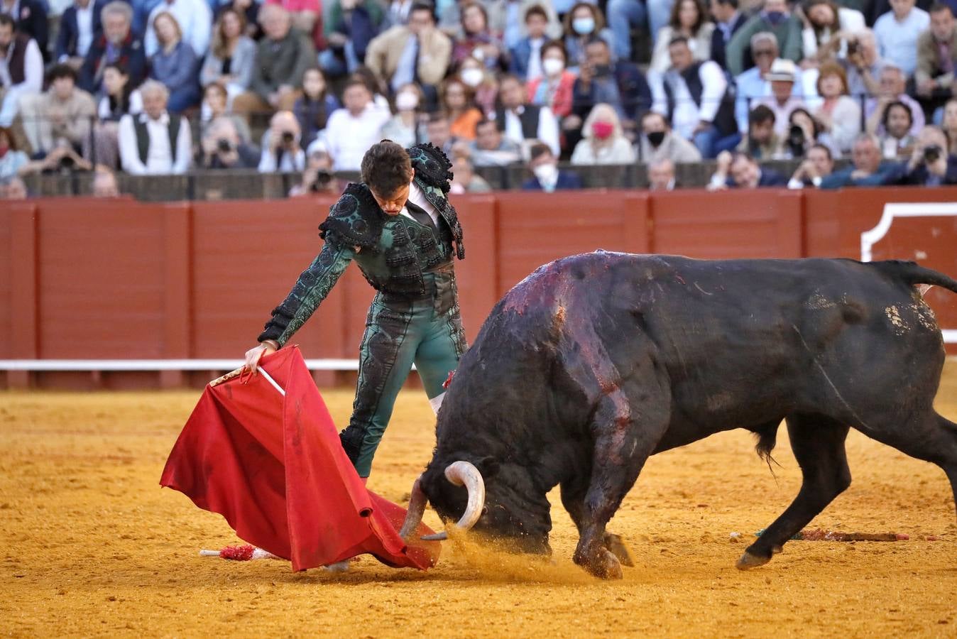 Corrida de toros de El Fandi, Perera y Luque en la plaza de toros de Sevilla en 2022. J.M. SERRANO