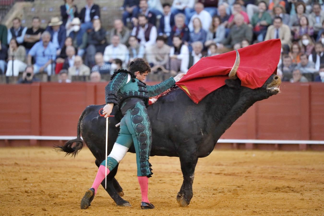 Corrida de toros de El Fandi, Perera y Luque en la plaza de toros de Sevilla en 2022. J.M. SERRANO