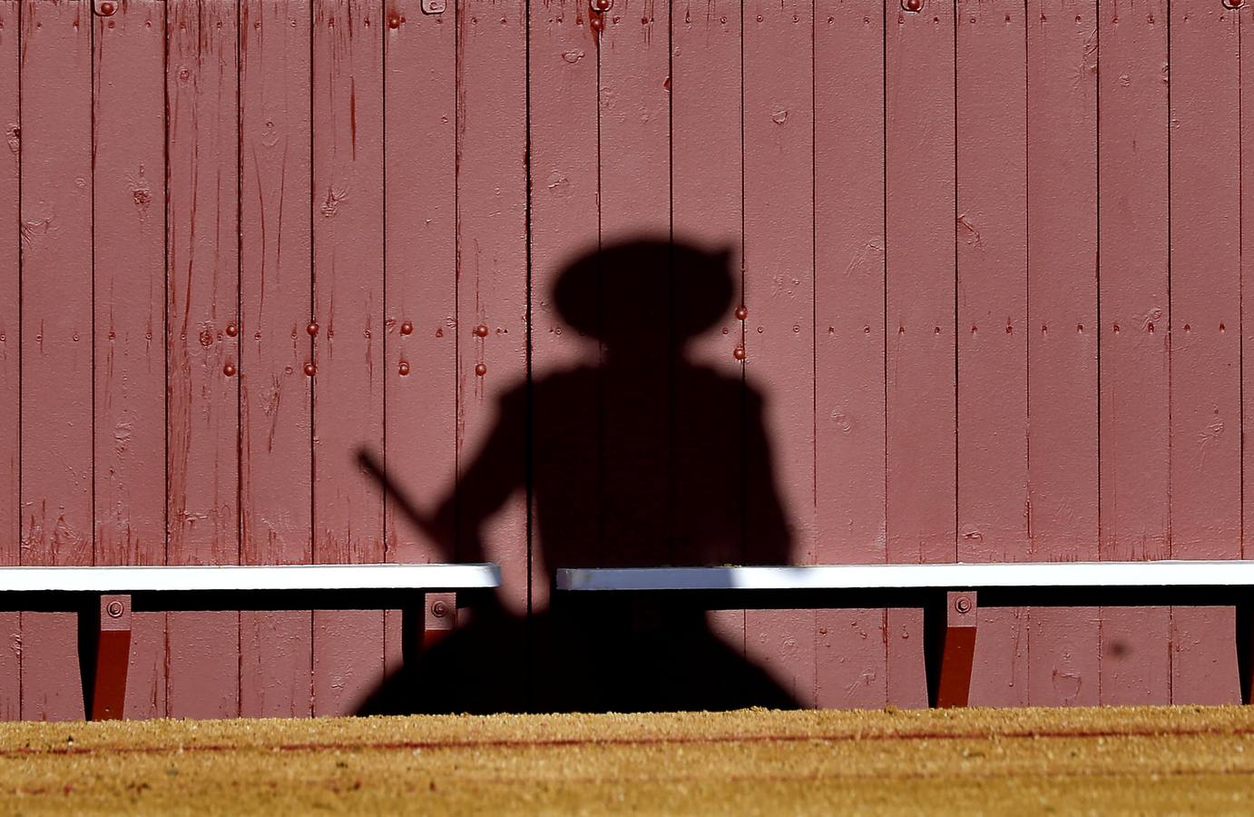 Corrida de toros de El Fandi, Perera y Luque en la plaza de toros de Sevilla en 2022. J.M. SERRANO