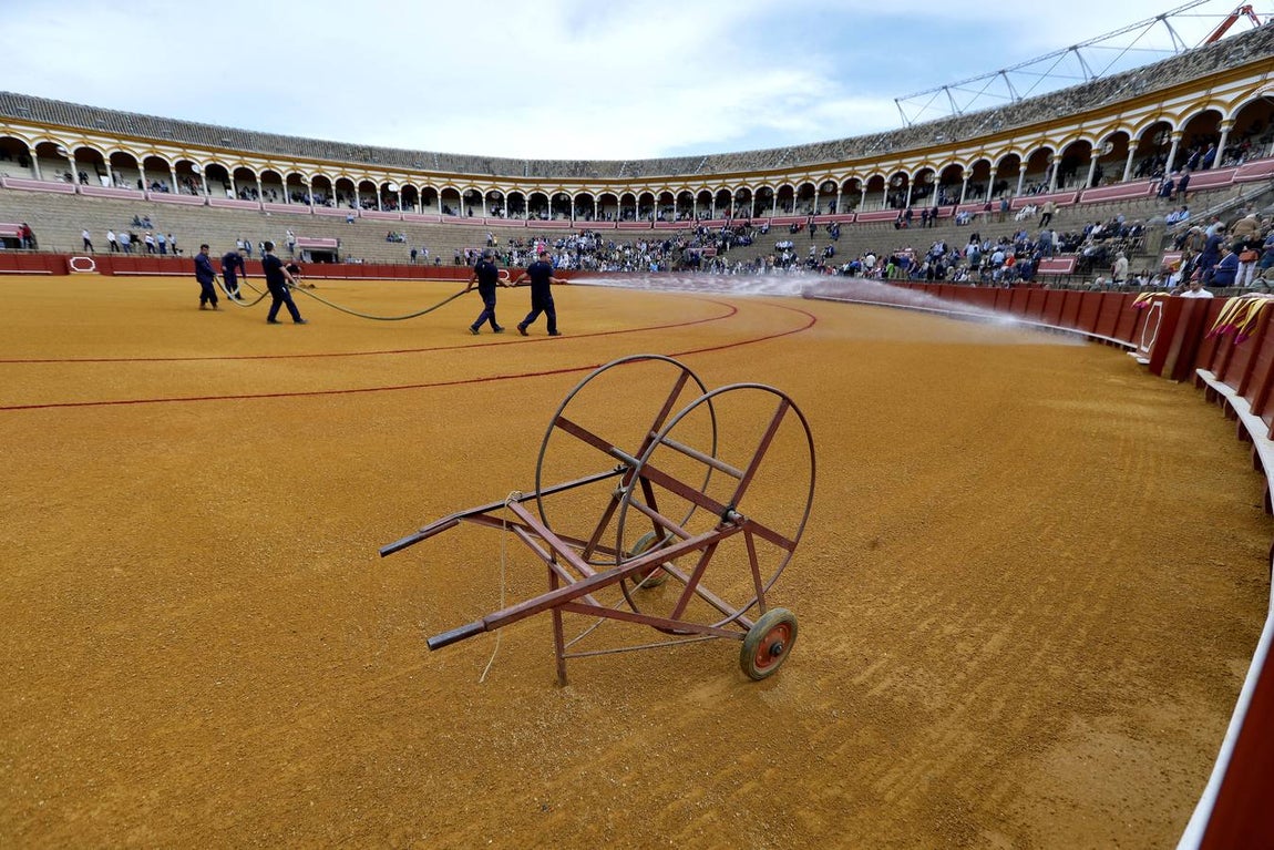 Corrida de toros de El Fandi, Perera y Luque en la plaza de toros de Sevilla en 2022. J.M. SERRANO