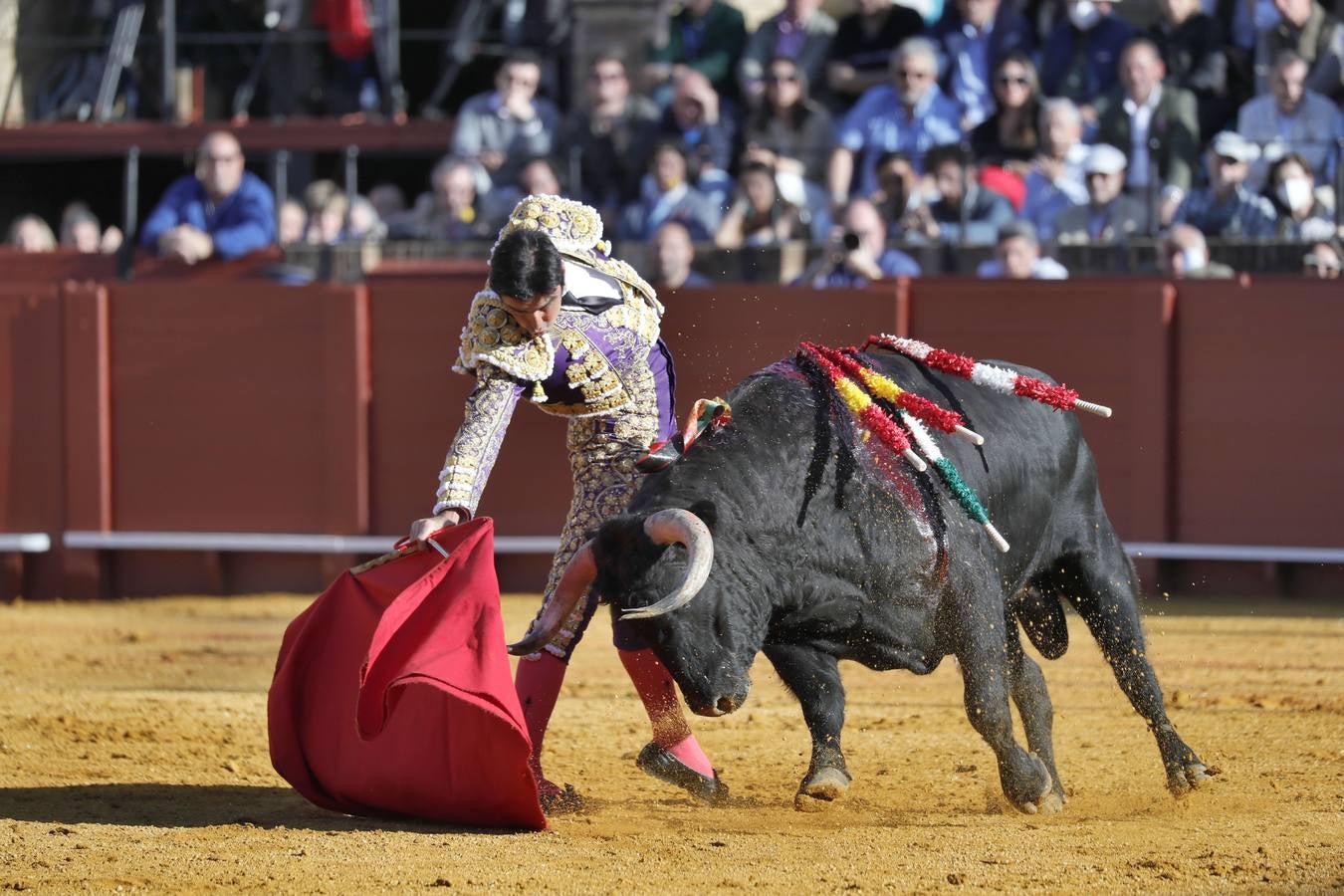 Corrida de toros de El Fandi, Perera y Luque en la plaza de toros de Sevilla en 2022. J.M. SERRANO