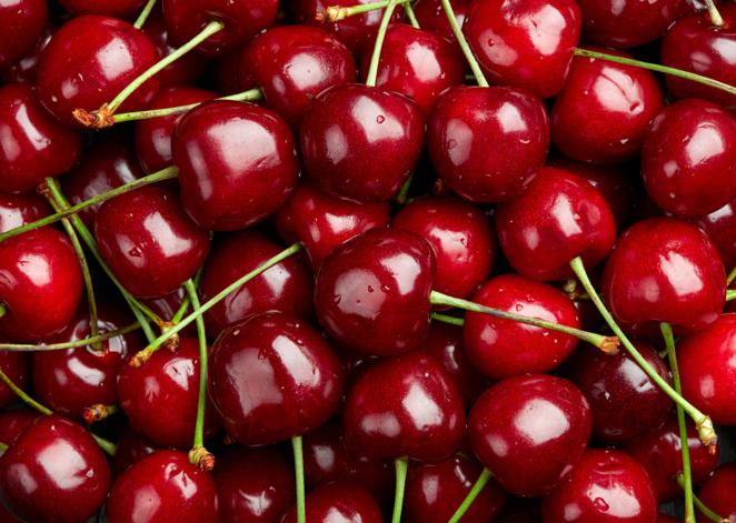 Cereza. La cereza, o picota, llega con el calor y tiene una temporada bastante corta, entre mayo y julio. Las cerezas del Jerte son muy populares en el país y tienen una denominación de origen protegida (DOP). España es uno de los países que más cerezas produce y exporta en el mundo.