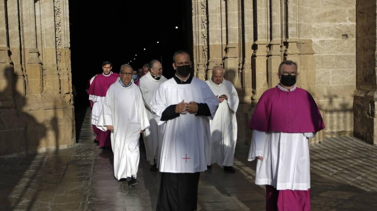 En imágenes, la procesión de los canónigos del Cabildo hasta la capilla ardiente del cardenal Amigo Vallejo