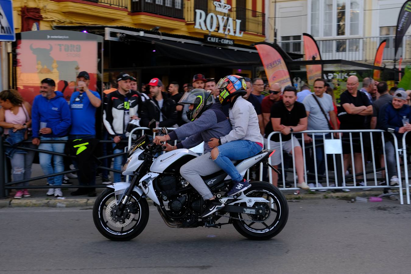 Fotos: Gran ambiente en El Puerto para dar la bienvenida al Gran Premio de Motociclismo