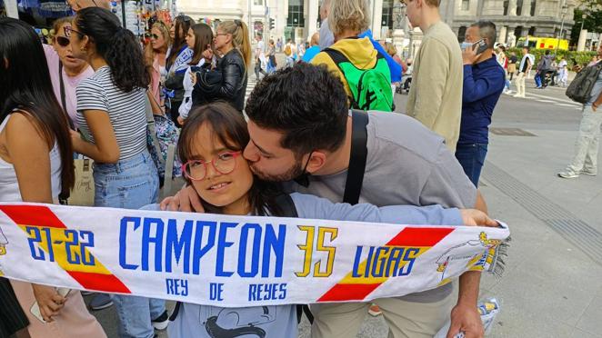 Una jovencísima aficionada a la espera de los campeones de Liga en la Plaza de Cibeles