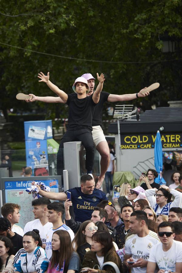 La hinchada madridista, a la espera del equipo