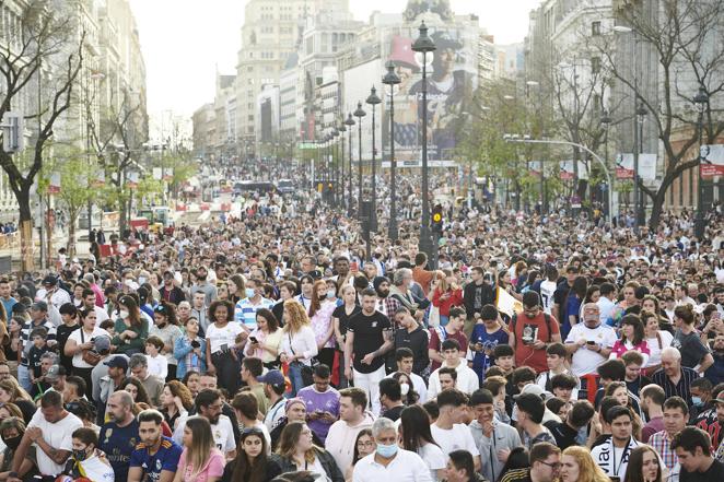 El gentío en la calle Alcalá en dirección a la Puerta del Sol