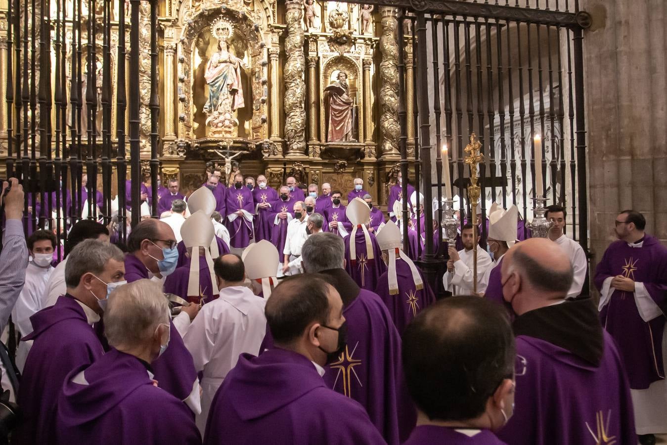 Entierro del cardenal Amigo Vallejo en la capilla de San Pablo de la Catedral de Sevilla. VANESSA GÓMEZ