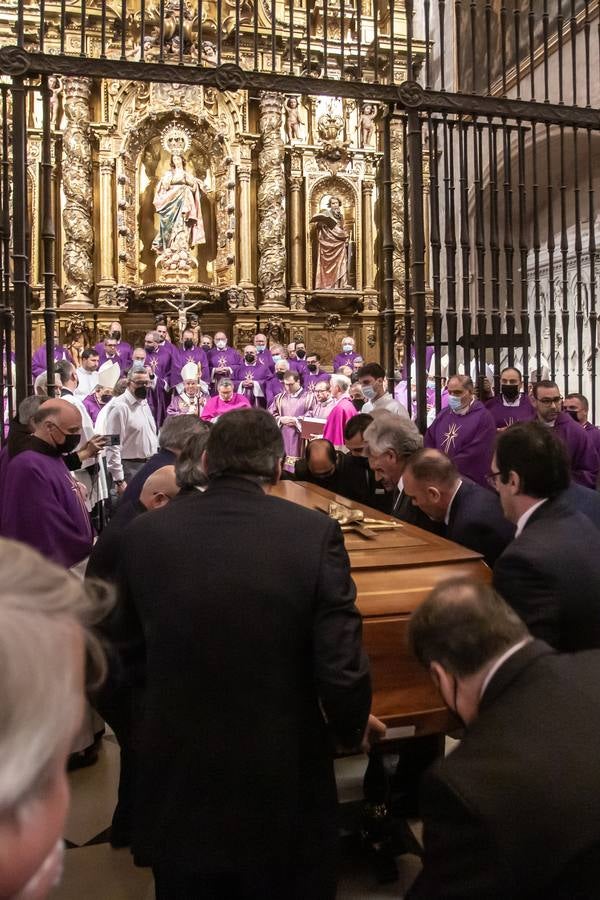 Entierro del cardenal Amigo Vallejo en la capilla de San Pablo de la Catedral de Sevilla. VANESSA GÓMEZ