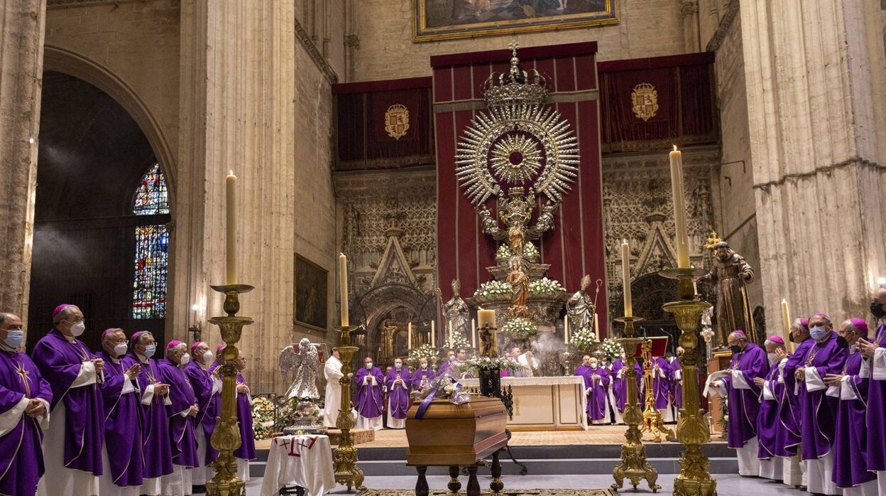 Las imágenes de la misa de corpore in sepulto del cardenal Amigo Vallejo en la Catedral de Sevilla