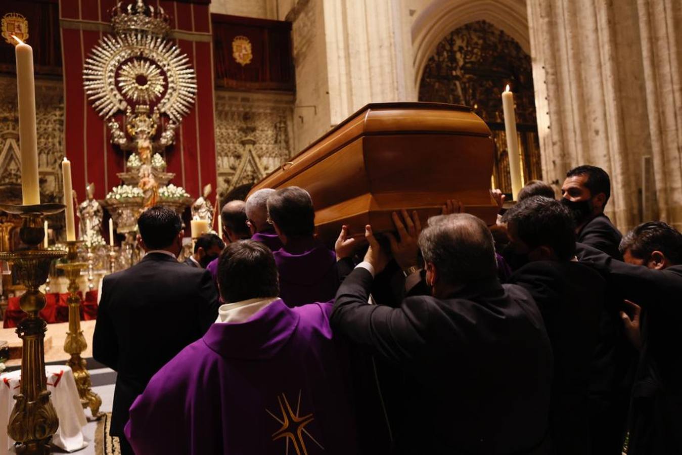 Cortejo fúnebre con los restos del cardenal Amigo Vallejo. MANUEL GÓMEZ