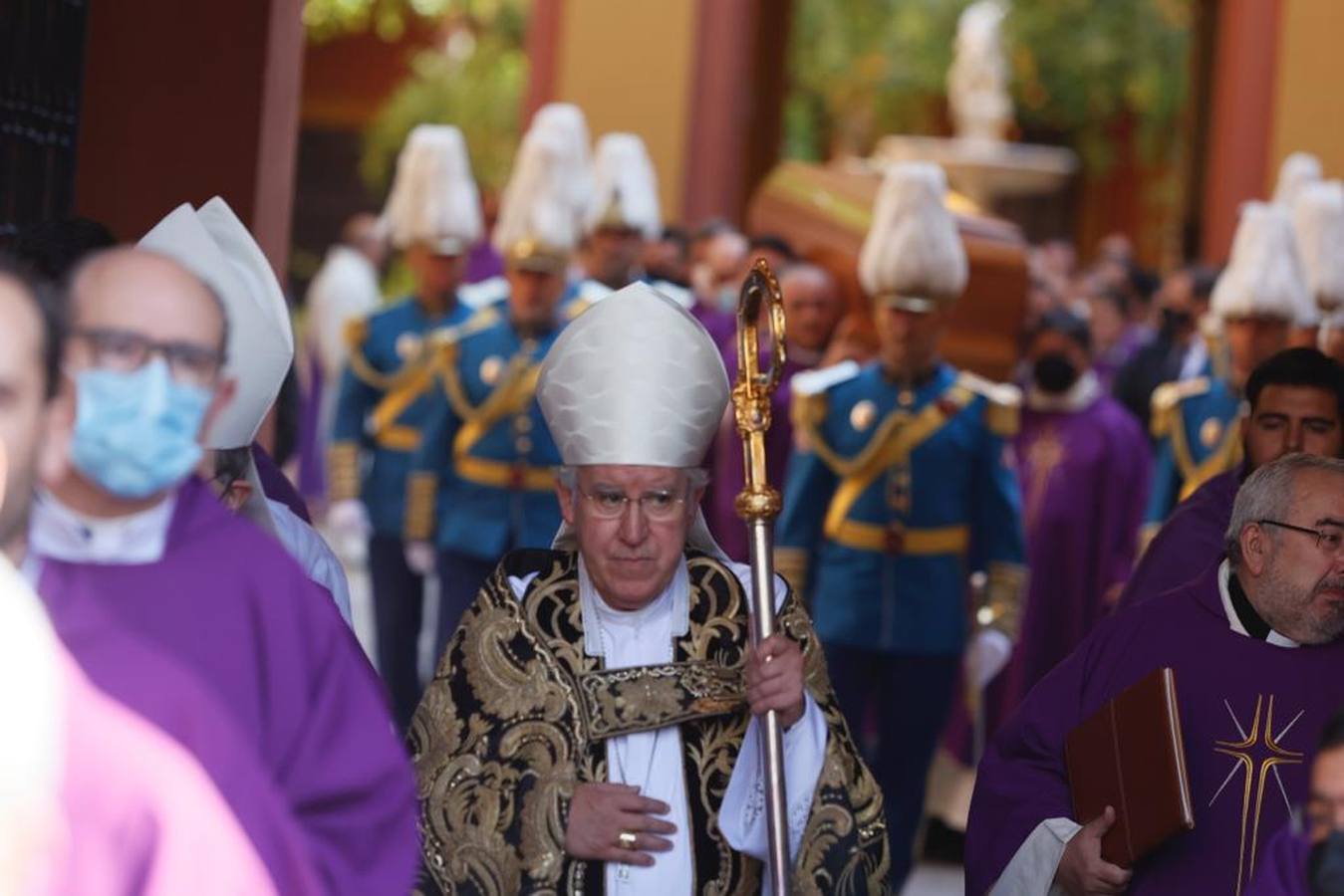 Cortejo fúnebre con los restos del cardenal Amigo Vallejo. MANUEL GÓMEZ