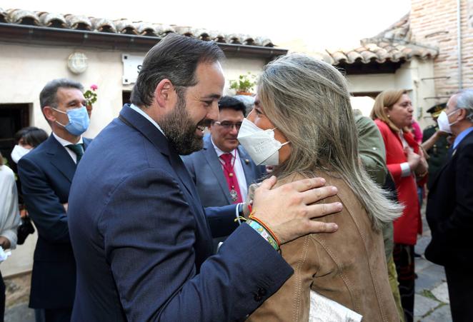 Paco Núñez saluda a Milagros Tolón. 