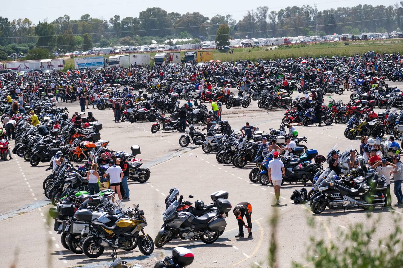 Fotos: salida de los moteros del circuito de Jerez tras la carrera de MotoGP