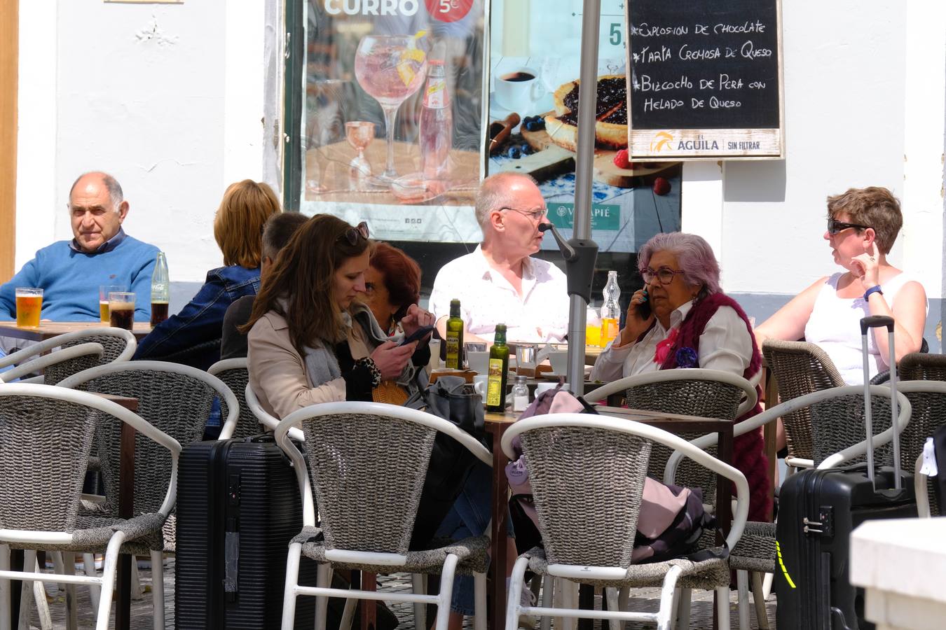 Fotos: Gran ambiente en las calles pero las playas se quedan a medio gas en el festivo del 2 de mayo en Cádiz