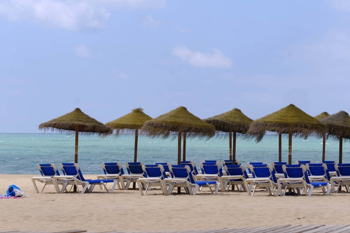 Fotos: Gran ambiente en las calles pero las playas se quedan a medio gas en el festivo del 2 de mayo en Cádiz