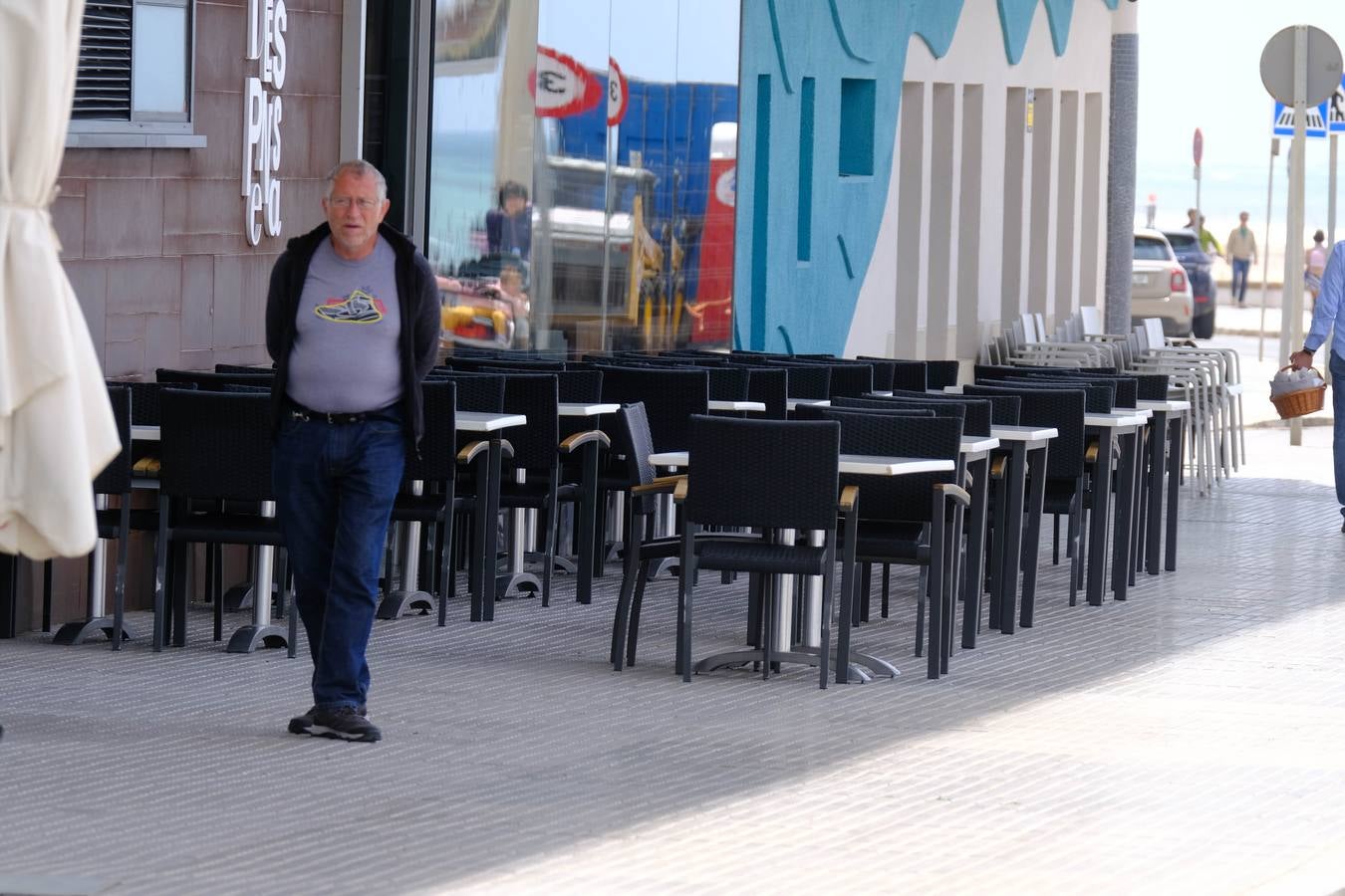 Fotos: Gran ambiente en las calles pero las playas se quedan a medio gas en el festivo del 2 de mayo en Cádiz