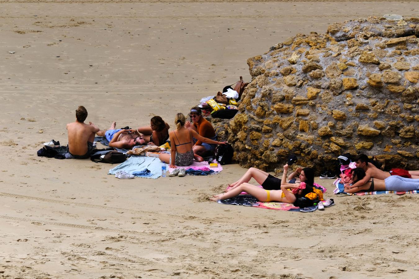 Fotos: Gran ambiente en las calles pero las playas se quedan a medio gas en el festivo del 2 de mayo en Cádiz