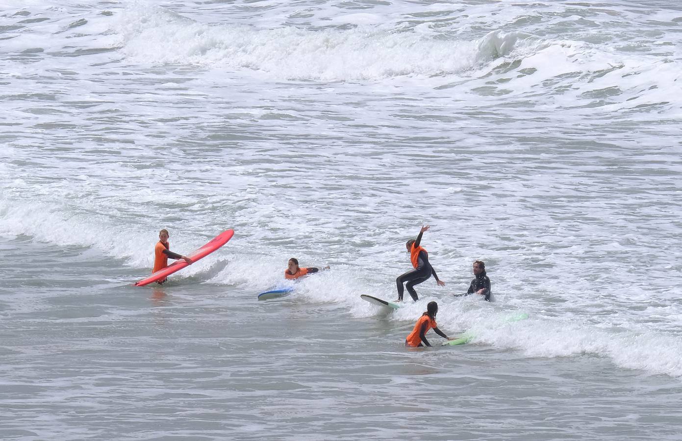 Fotos: Gran ambiente en las calles pero las playas se quedan a medio gas en el festivo del 2 de mayo en Cádiz