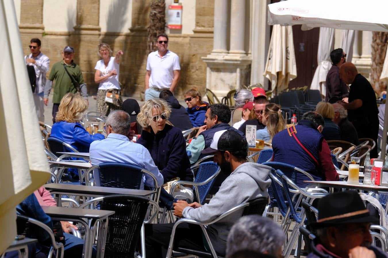 Fotos: Gran ambiente en las calles pero las playas se quedan a medio gas en el festivo del 2 de mayo en Cádiz