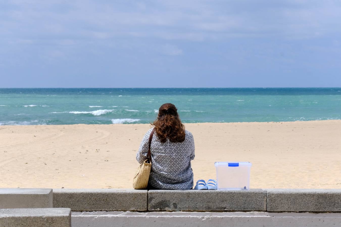 Fotos: Gran ambiente en las calles pero las playas se quedan a medio gas en el festivo del 2 de mayo en Cádiz