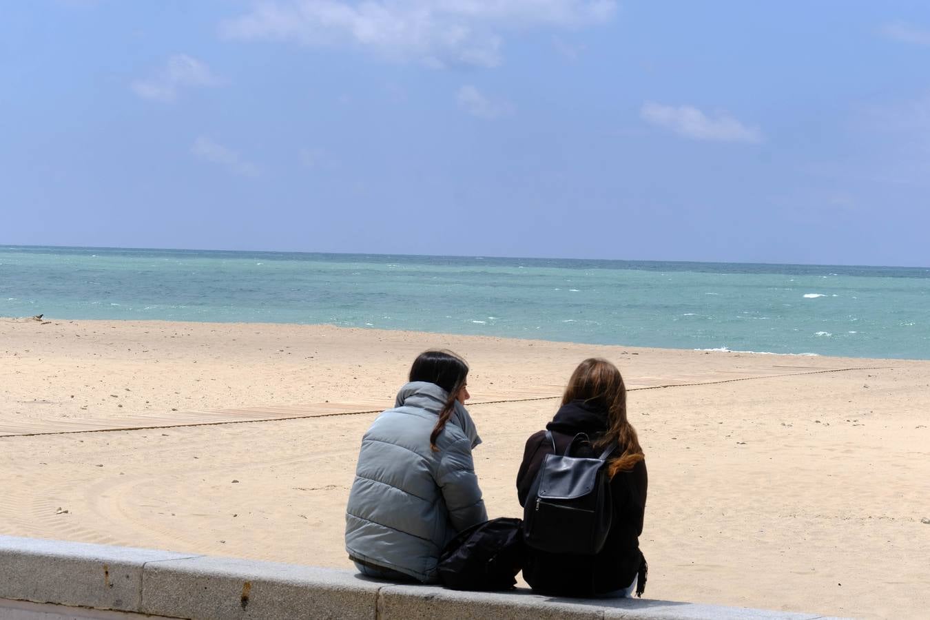 Fotos: Gran ambiente en las calles pero las playas se quedan a medio gas en el festivo del 2 de mayo en Cádiz