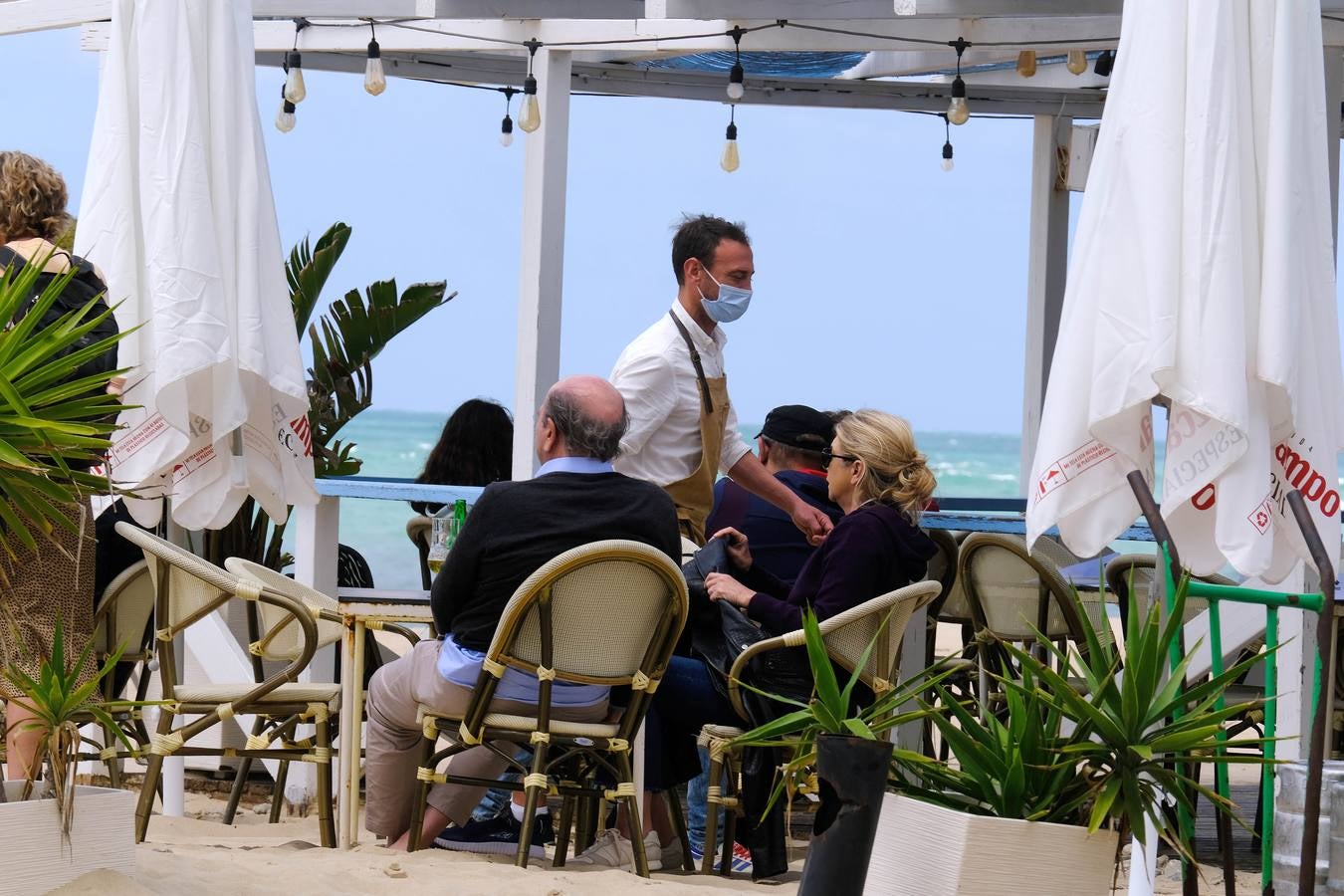 Fotos: Gran ambiente en las calles pero las playas se quedan a medio gas en el festivo del 2 de mayo en Cádiz