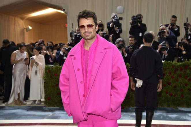 Sebastian Stan - Alfombra roja de la Gala MET 2022. El actor también se decantó por el rosa con un llamativo traje.