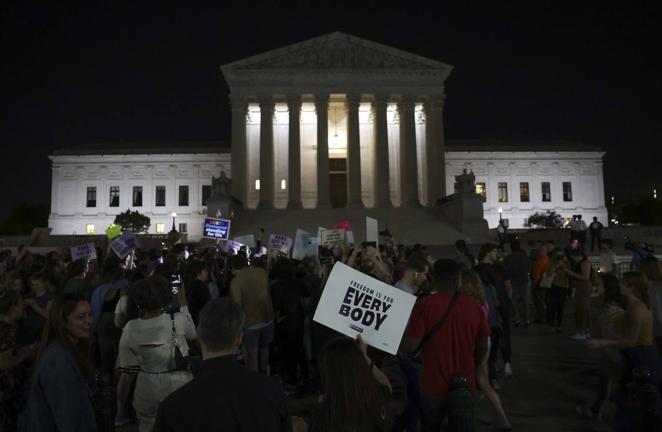 En una sentencia de 1992, Planned Parenthood contra Casey, la corte garantizó el derecho de la mujer a abortar hasta que el feto sea viable fuera del vientre materno, lo que suele ocurrir entre las 22 y 24 semanas de gestación. 