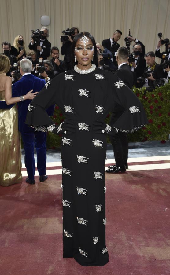 Naomi Campbell - Alfombra roja de la Gala MET 2022. Llevó un vestido-túnica de Burberry con el logo en XXL con lentejuelas bordadas, aunque el verdadero protagonista fue su maquilaje.