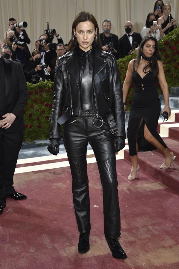 Irina Shayk - Alfombra roja de la Gala MET 2022. Apostó por un traje negro de Burberry de cuero con aires roqueros.