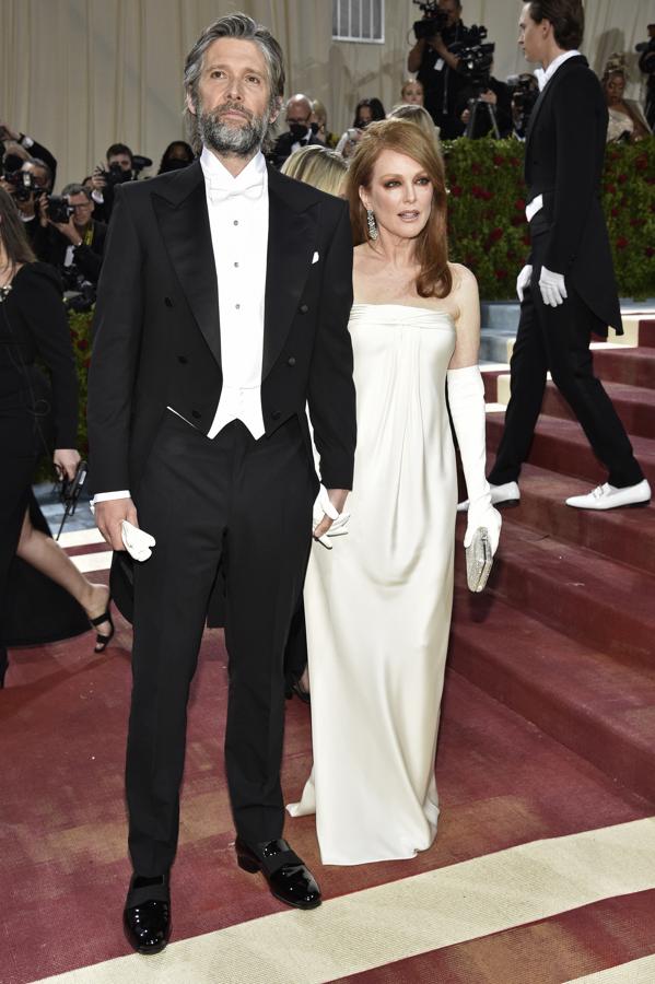 Julianne Moore y Bart Freundlich - Alfombra roja de la Gala MET 2022. Lució un vestido asimétrico de Tom Ford inspirado en un diseño que ya llevó en su día Jackie Kennedy.