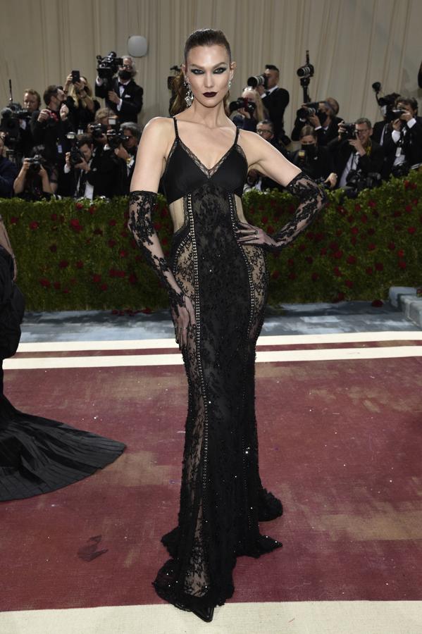 Karlie Kloss - Alfombra roja de la Gala MET 2022. Lo dio todo al negro de la mano de Givenchy.