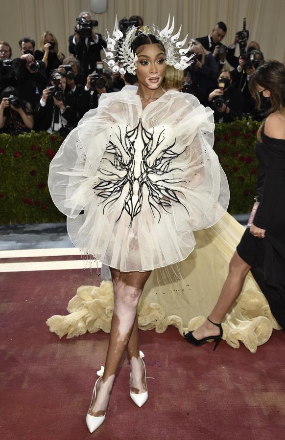 Winnie Harlow - Alfombra roja de la Gala MET 2022. Muy atrevida con un look de Iris Van Herpen.