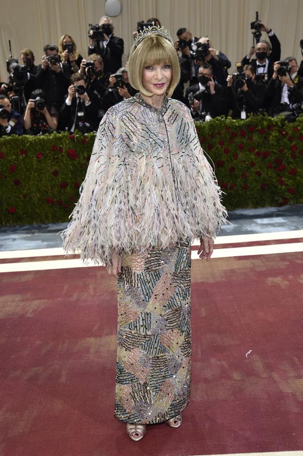 Anna Wintour - Alfombra roja de la Gala MET 2022. Optó por un look de Chanel compuesto por un vestido de lentejuelas y una capa con plumas de Chanel.