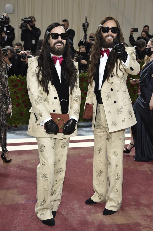 Alessandro Michele y Jared Leto - Alfombra roja de la Gala MET 2022. Como si fuesen gemelos, lucieron dos trajes coordinados de Gucci -firma de la que Michele es director creativo- en color beige con pedrería.